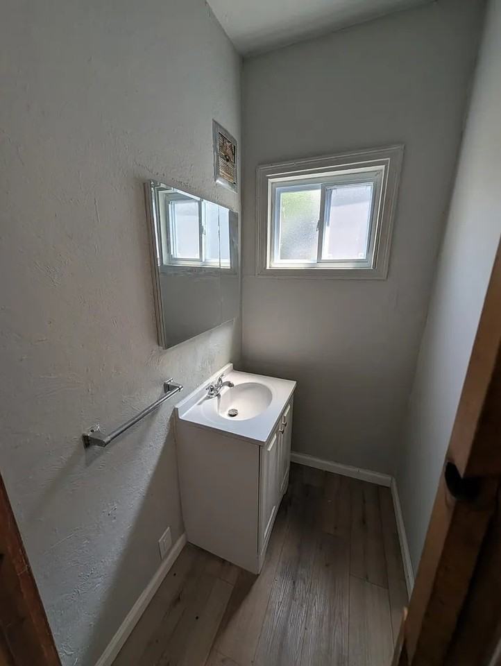 439 27th St #1 - Photo 4 of 9