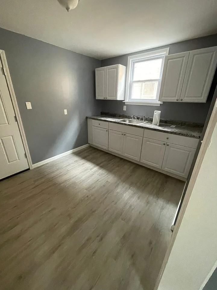 1031 Niagara Ave #4 - Photo 2 of 9