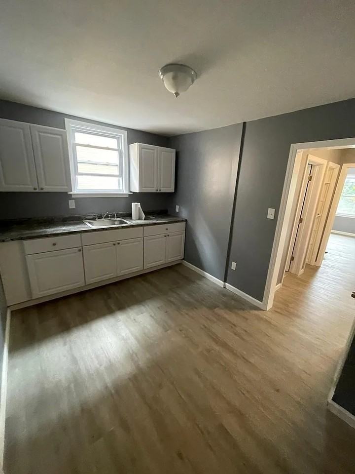 1031 Niagara Ave #4 - Photo 4 of 9