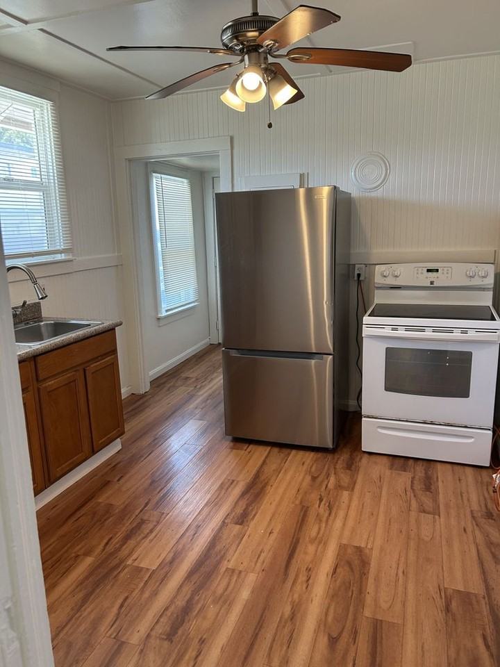 631 Sycamore Ave - Photo 4 of 10