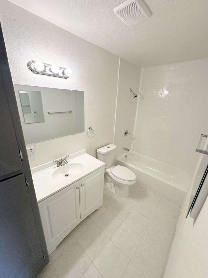 1111 W 94th St #7 - Photo 7 of 7
