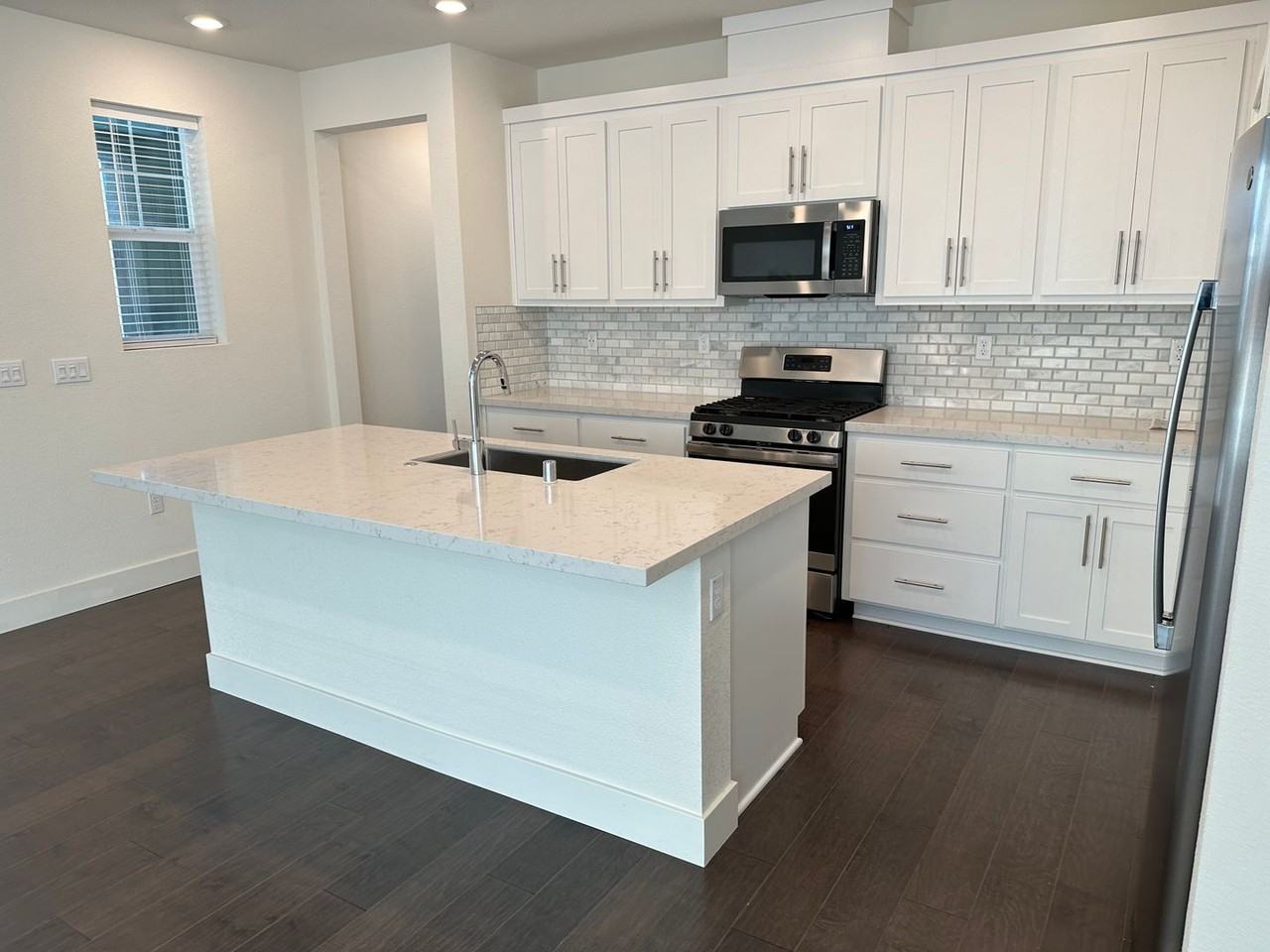 2056 Marina Dr - Photo 5 of 27