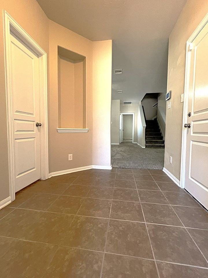 17222 Hannah Oaks Ln - Photo 3 of 38