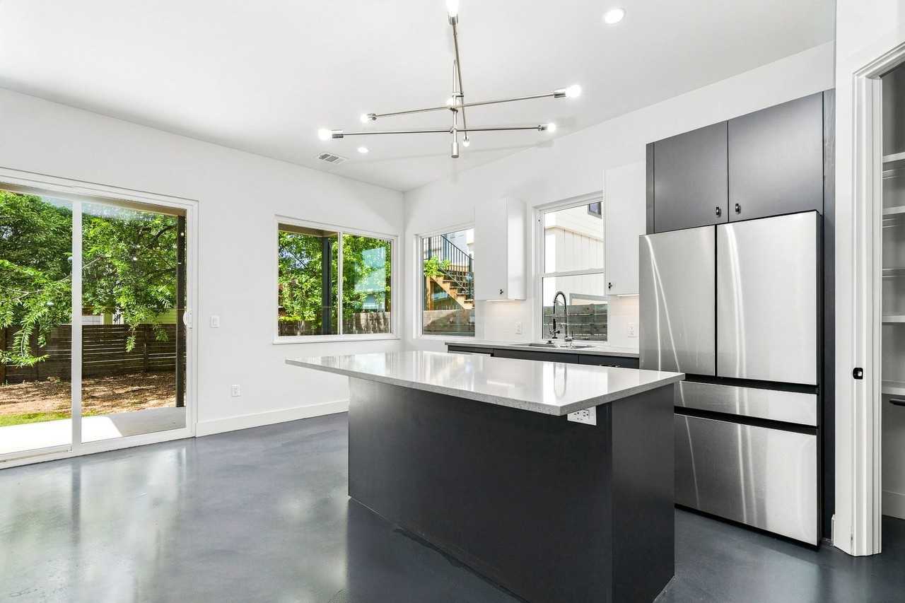 935 E 51st St - Photo 5 of 32