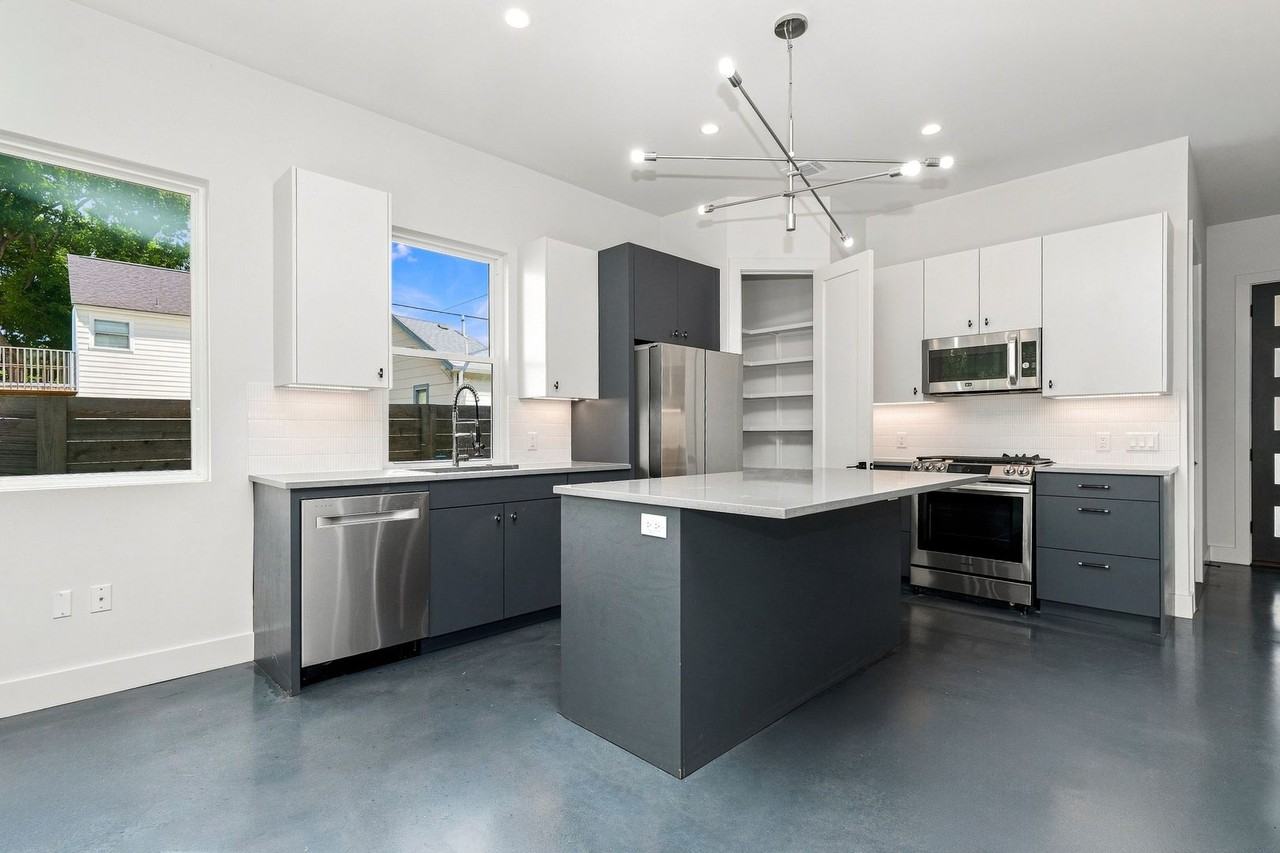 935 E 51st St - Photo 6 of 32