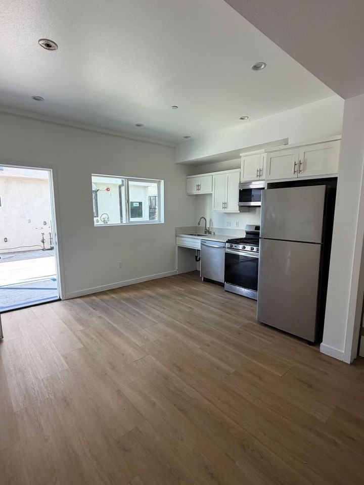 1876 W 20th St - Photo 2 of 39