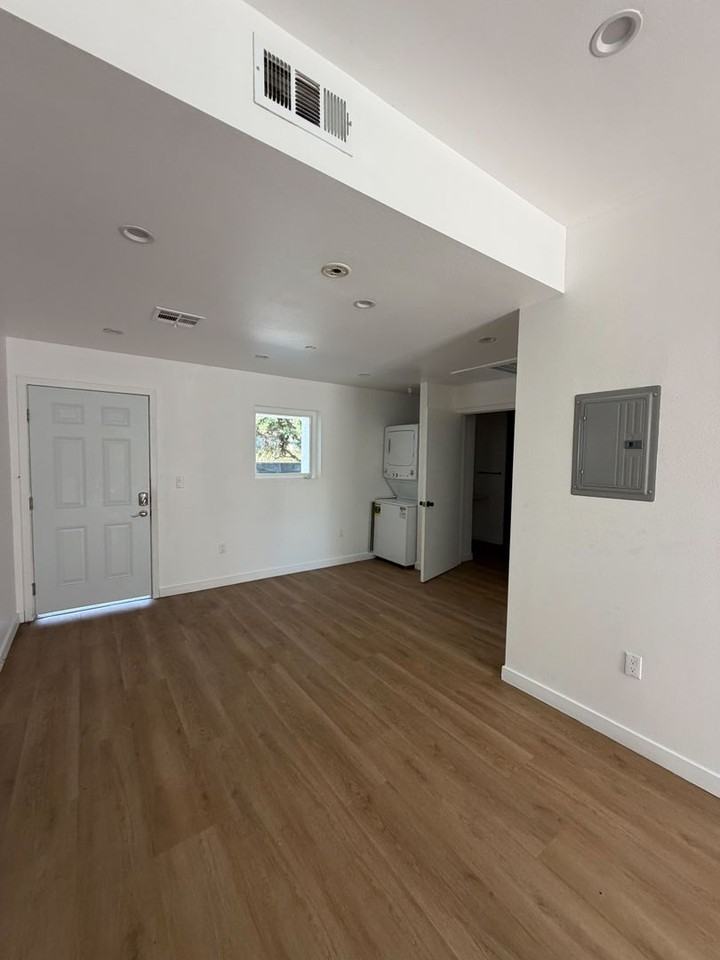 1876 W 20th St - Photo 3 of 39