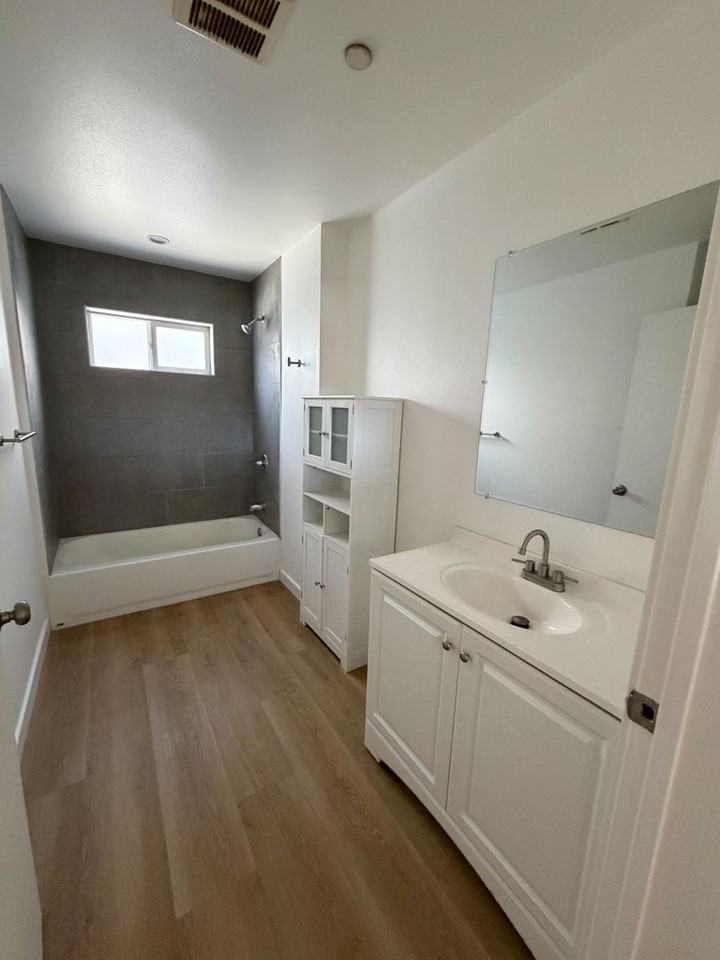 1876 W 20th St - Photo 6 of 39