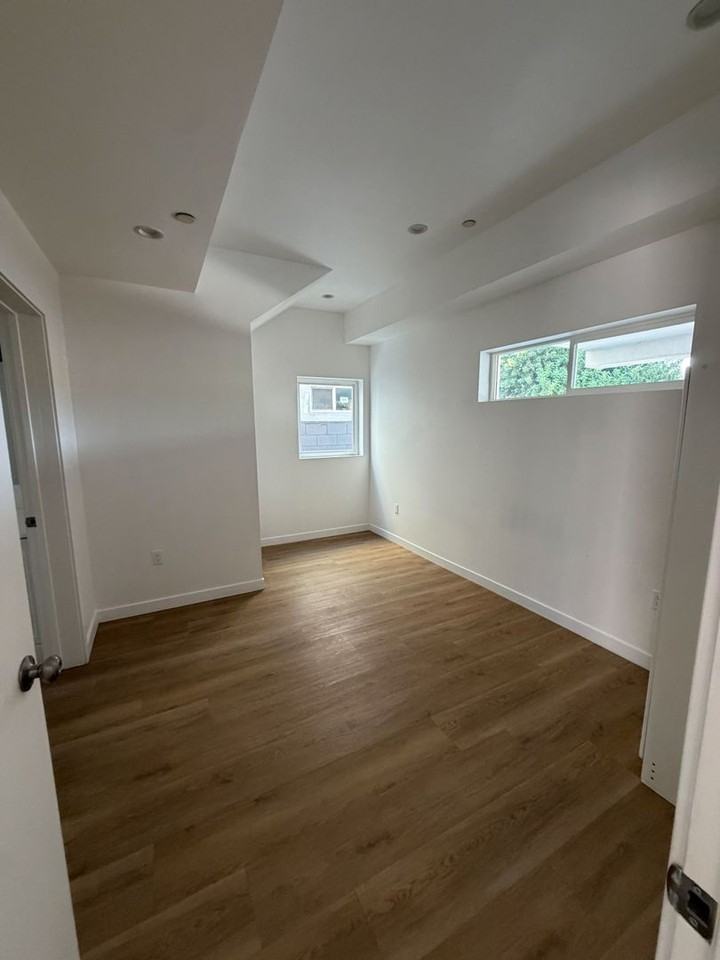 1876 W 20th St - Photo 7 of 39