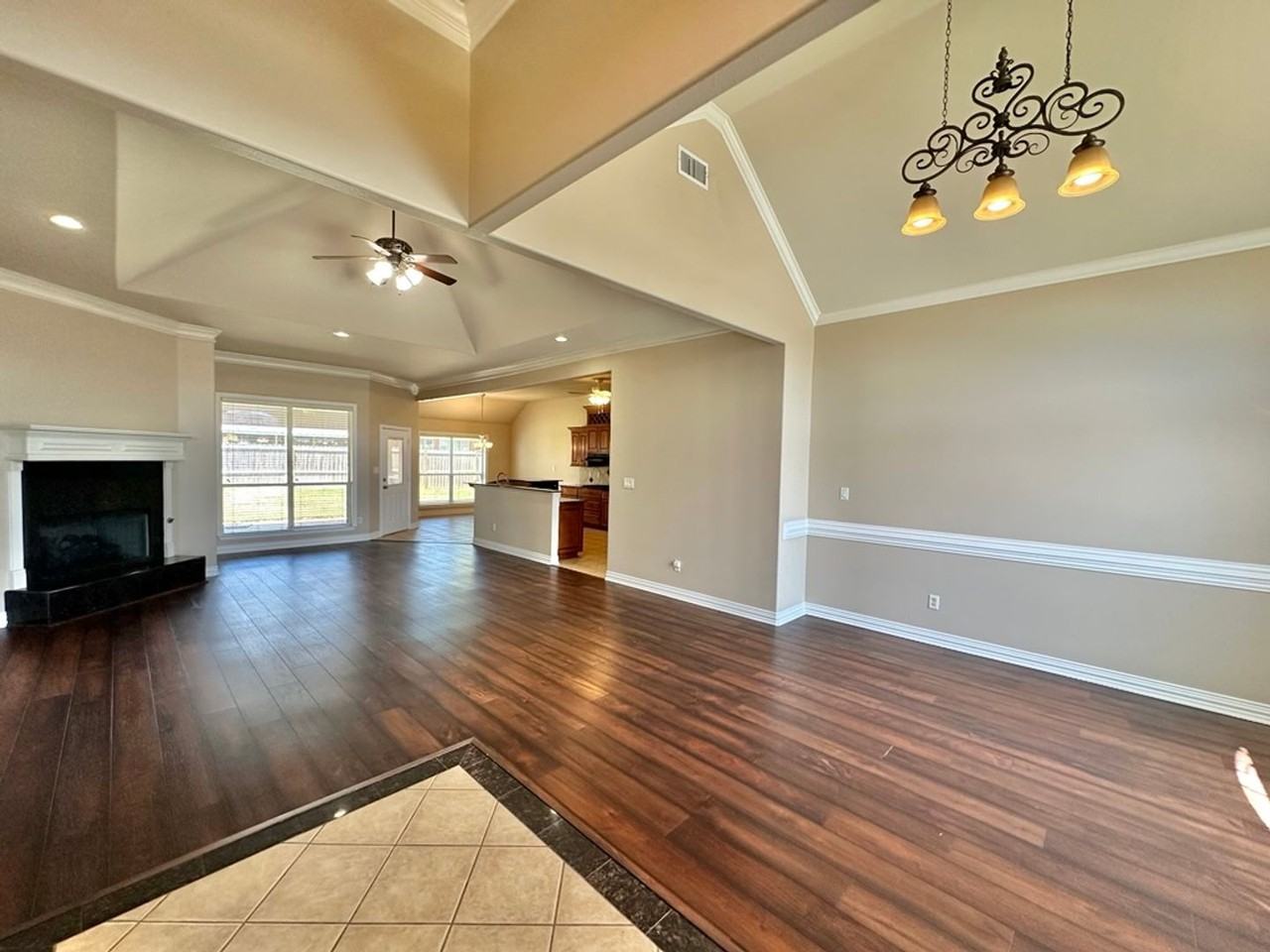 2040 Yasmeen Cir - Photo 2 of 37