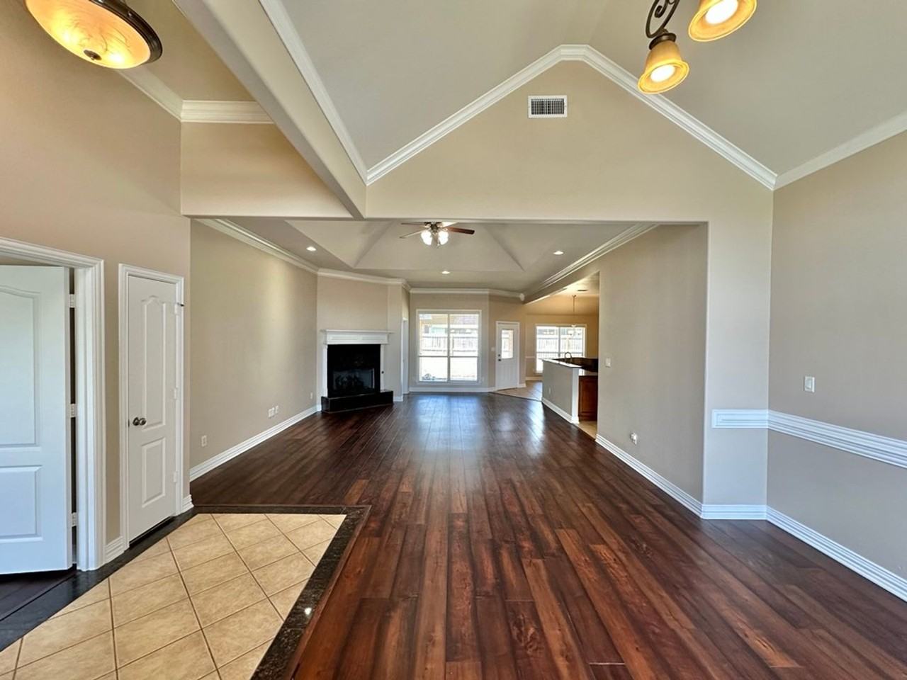 2040 Yasmeen Cir - Photo 3 of 37