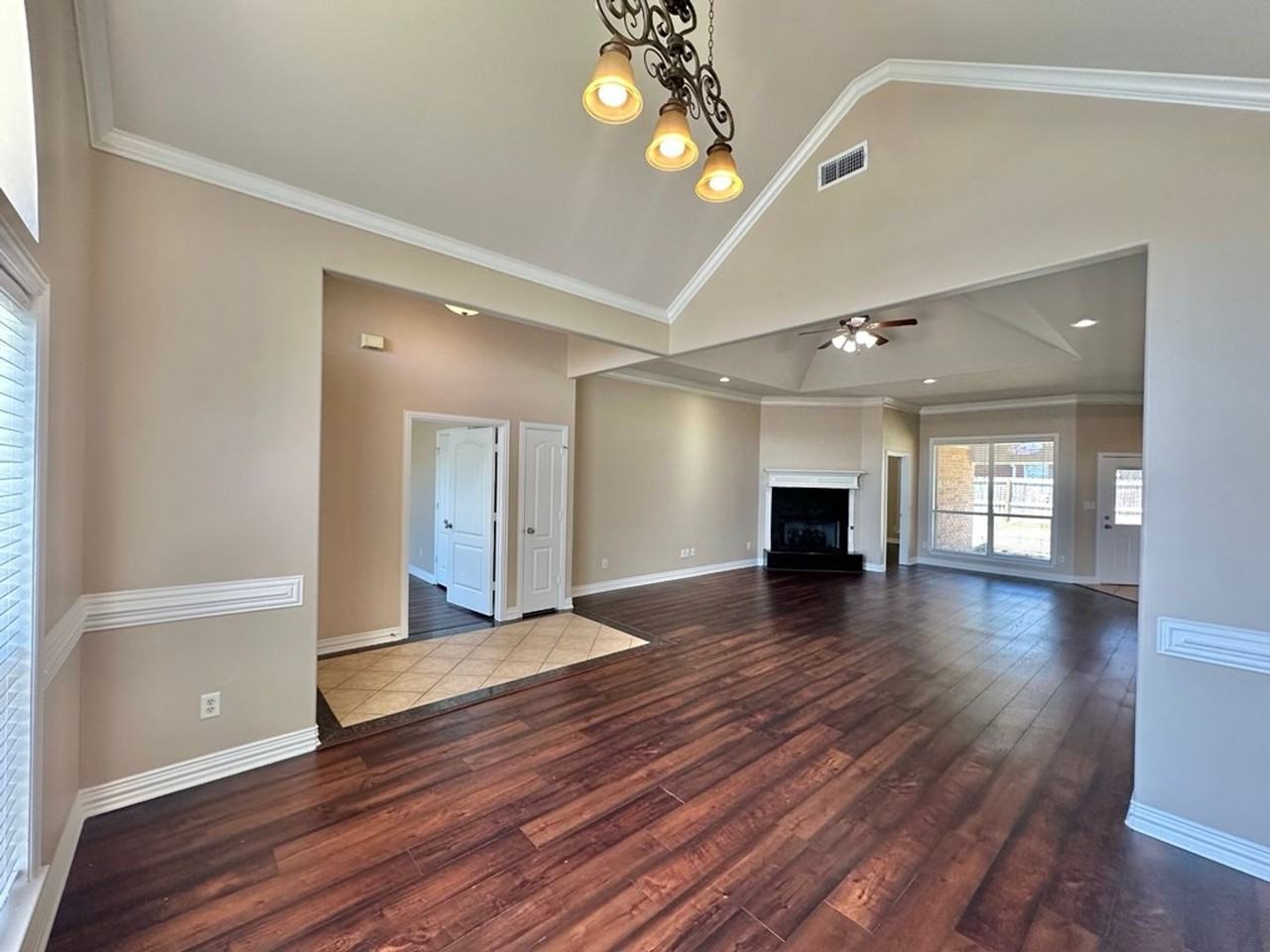2040 Yasmeen Cir - Photo 4 of 37