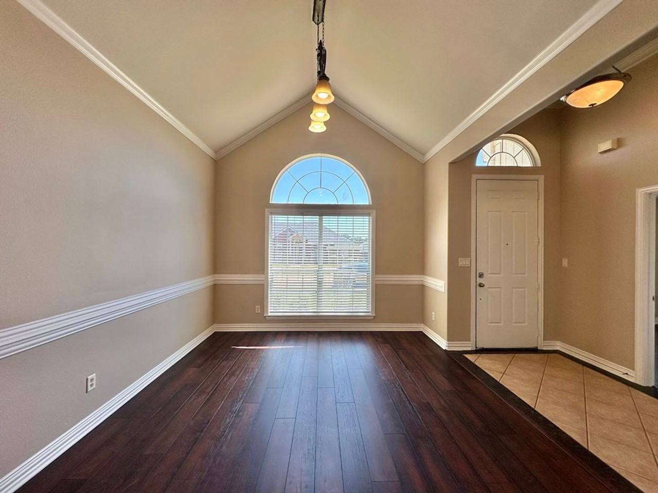 2040 Yasmeen Cir - Photo 5 of 37