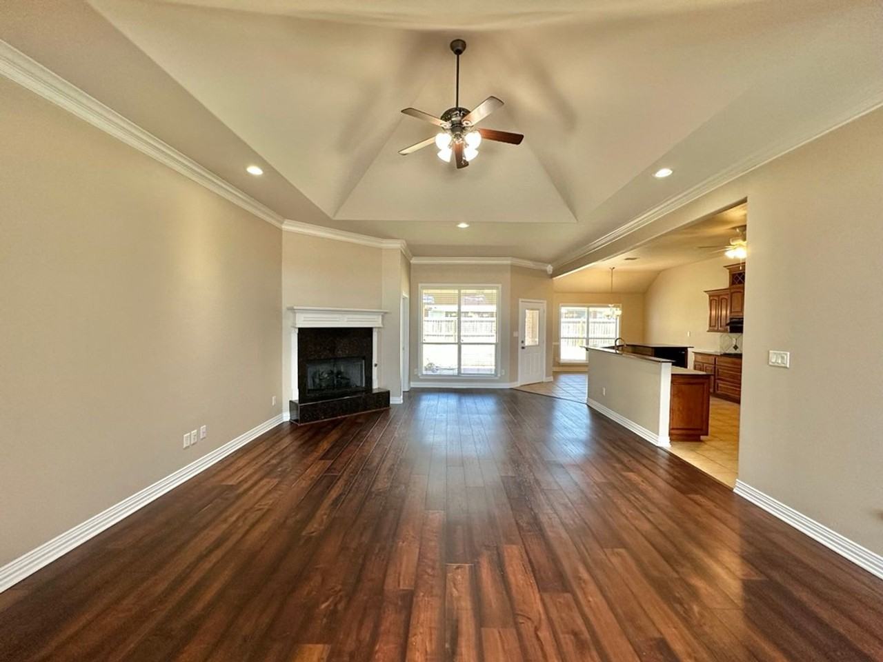 2040 Yasmeen Cir - Photo 6 of 37