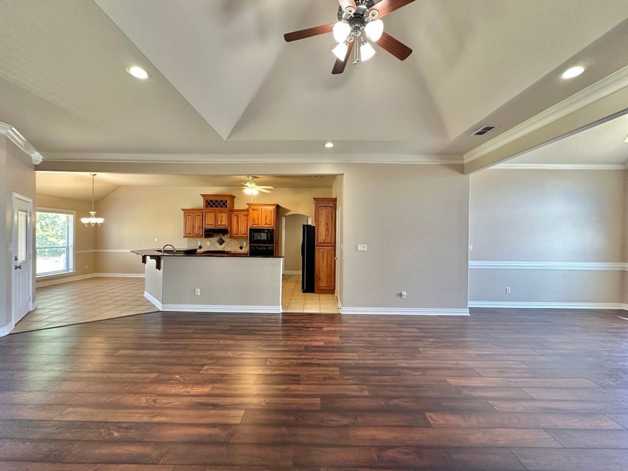 2040 Yasmeen Cir - Photo 7 of 37