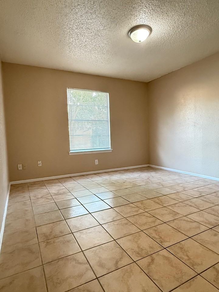 8011 Chipping - Photo 4 of 7