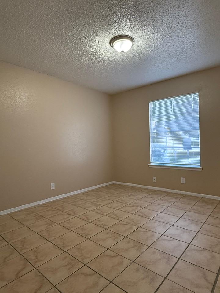 8011 Chipping - Photo 6 of 7