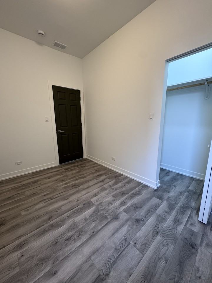 4421 W Monroe St #2 - Photo 3 of 17