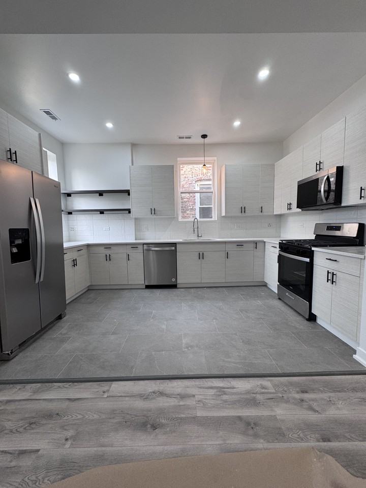 4421 W Monroe St #2 - Photo 7 of 17