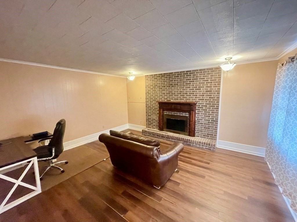 104 Lynn Cir - Photo 2 of 17