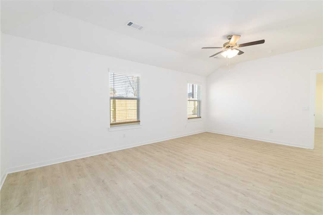 581 Crystal Dr - Photo 7 of 15