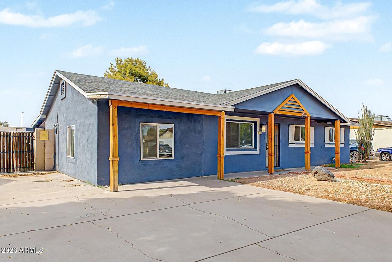 6944 W Solano Dr N - Photo 6 of 32