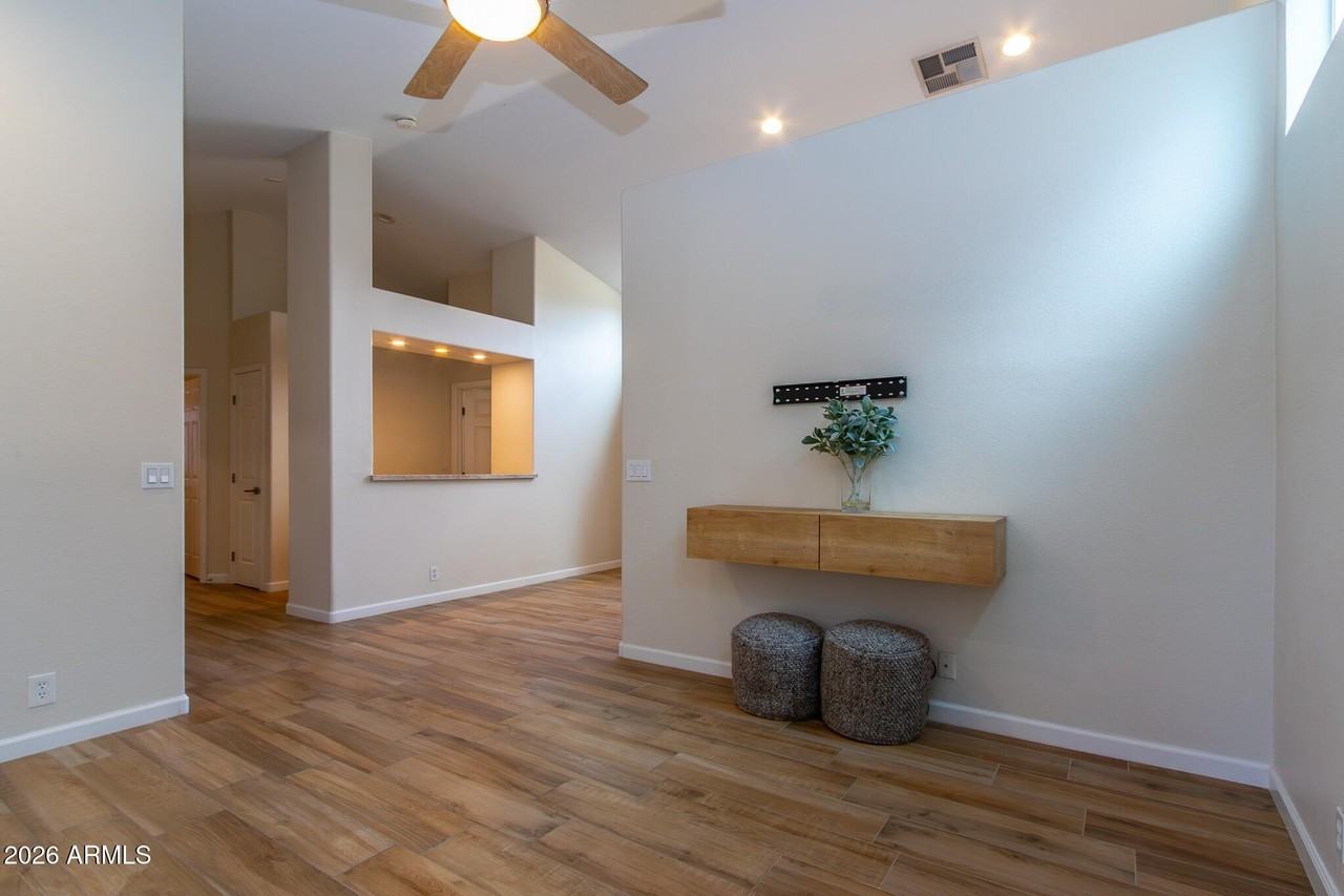 3226 E Wahalla Ln - Photo 4 of 27