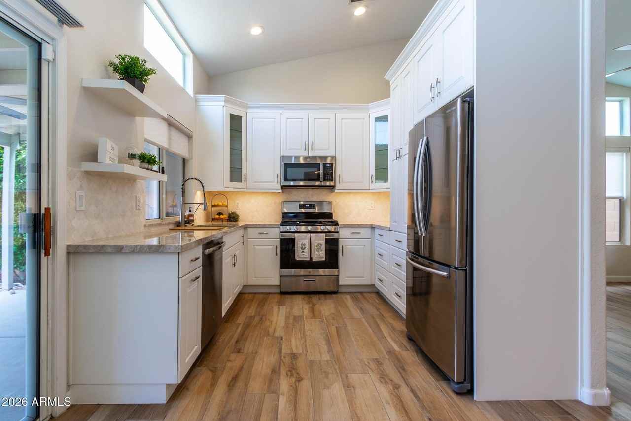 3226 E Wahalla Ln - Photo 5 of 27