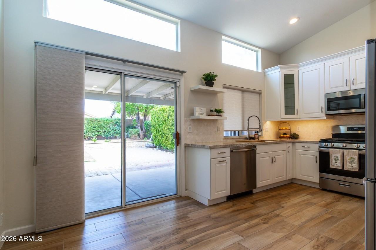3226 E Wahalla Ln - Photo 7 of 27