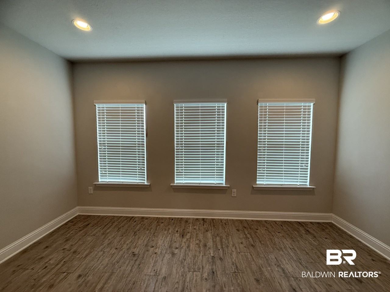 24568 Kipling Ct - Photo 3 of 11