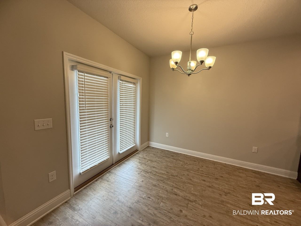 24568 Kipling Ct - Photo 4 of 11