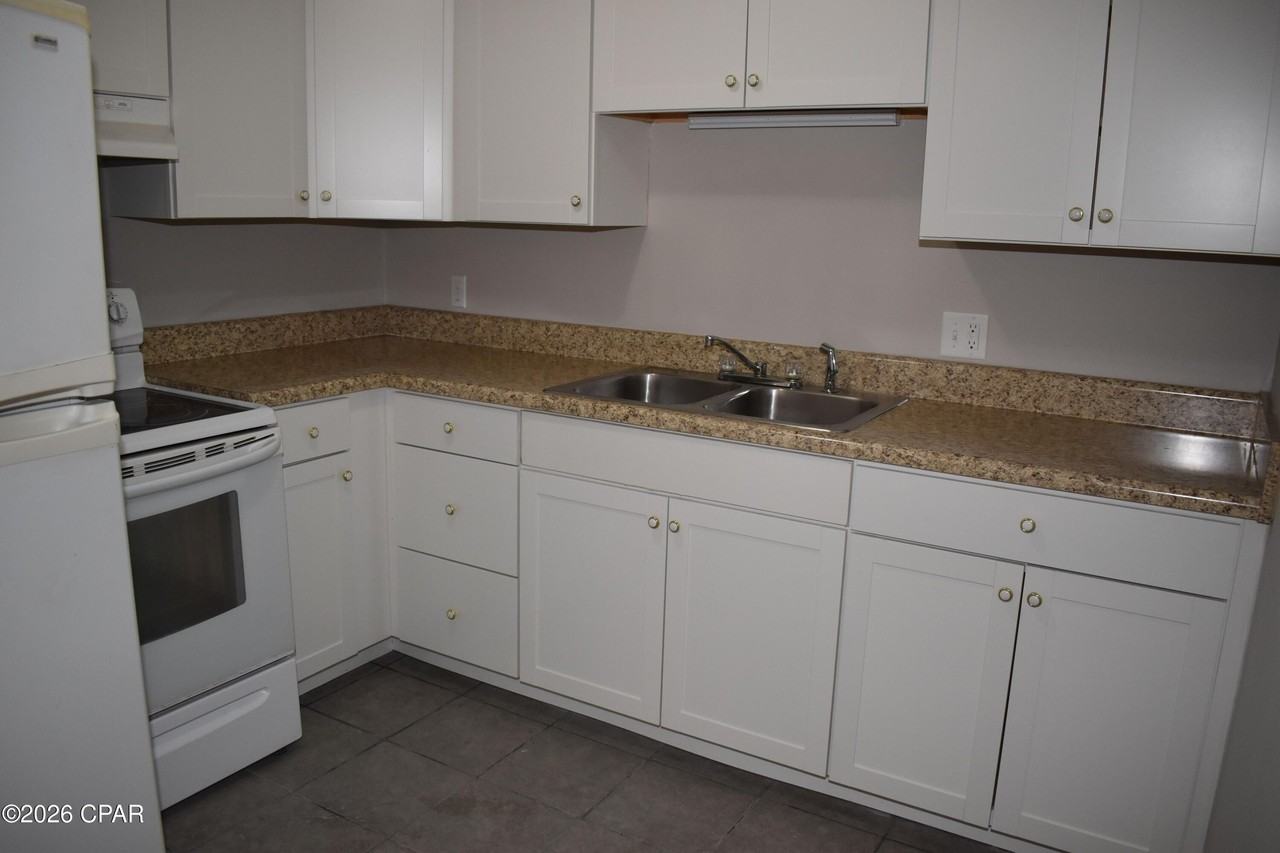 4006 E 11th St #E - Photo 4 of 9