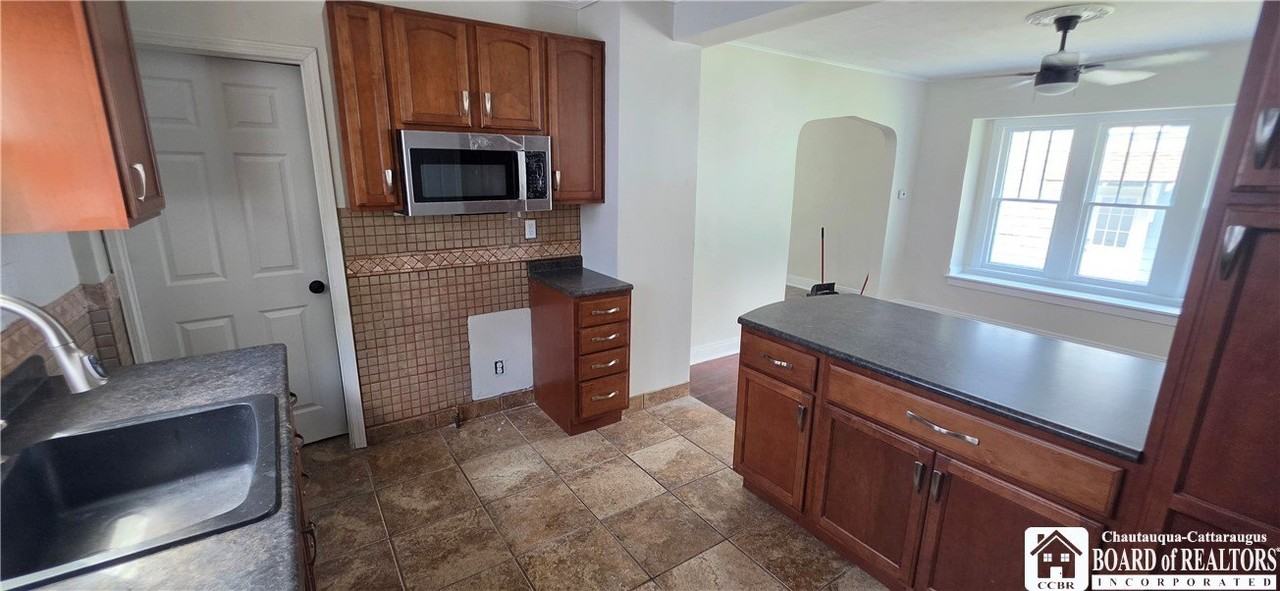 157 Park St - Photo 4 of 9