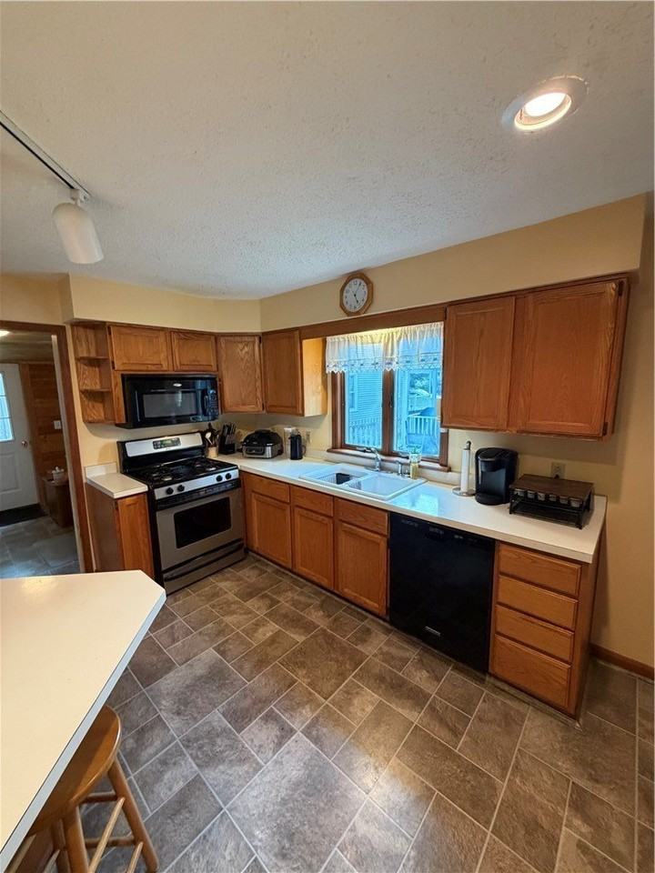 303 7th St - Photo 3 of 12