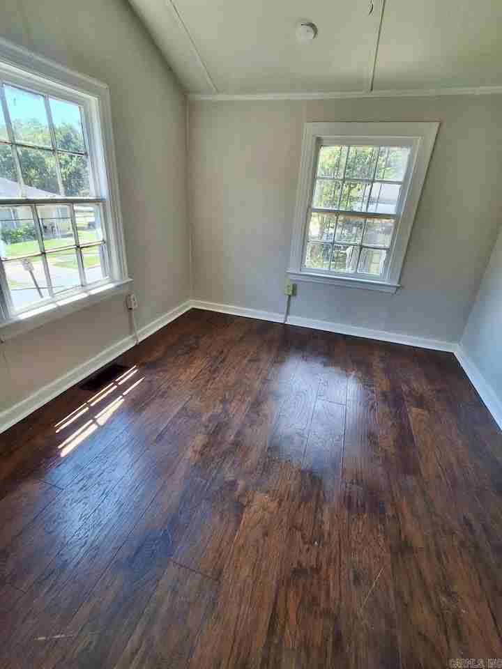 923 Abigail St - Photo 3 of 7