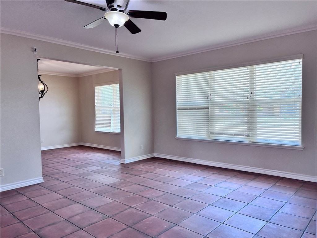 501 Dolphin Pl - Photo 4 of 39