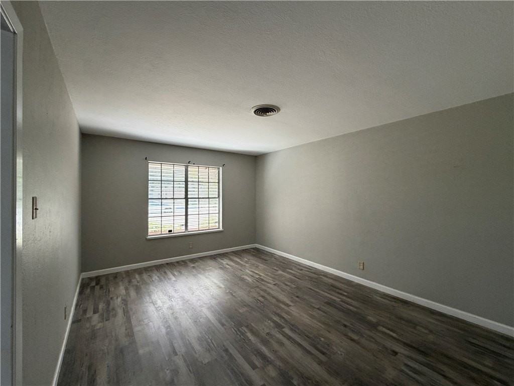 749 Burkshire Dr - Photo 5 of 38