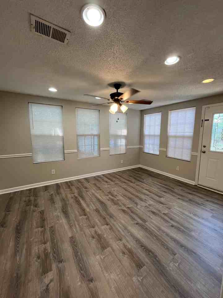 509 Dolphin Dr - Photo 6 of 17