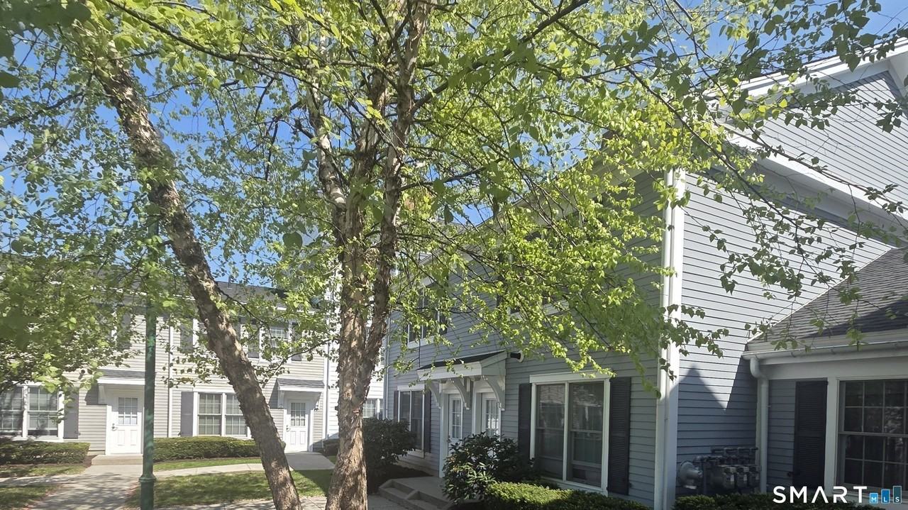 49 Fairgate Dr - Photo 2 of 17