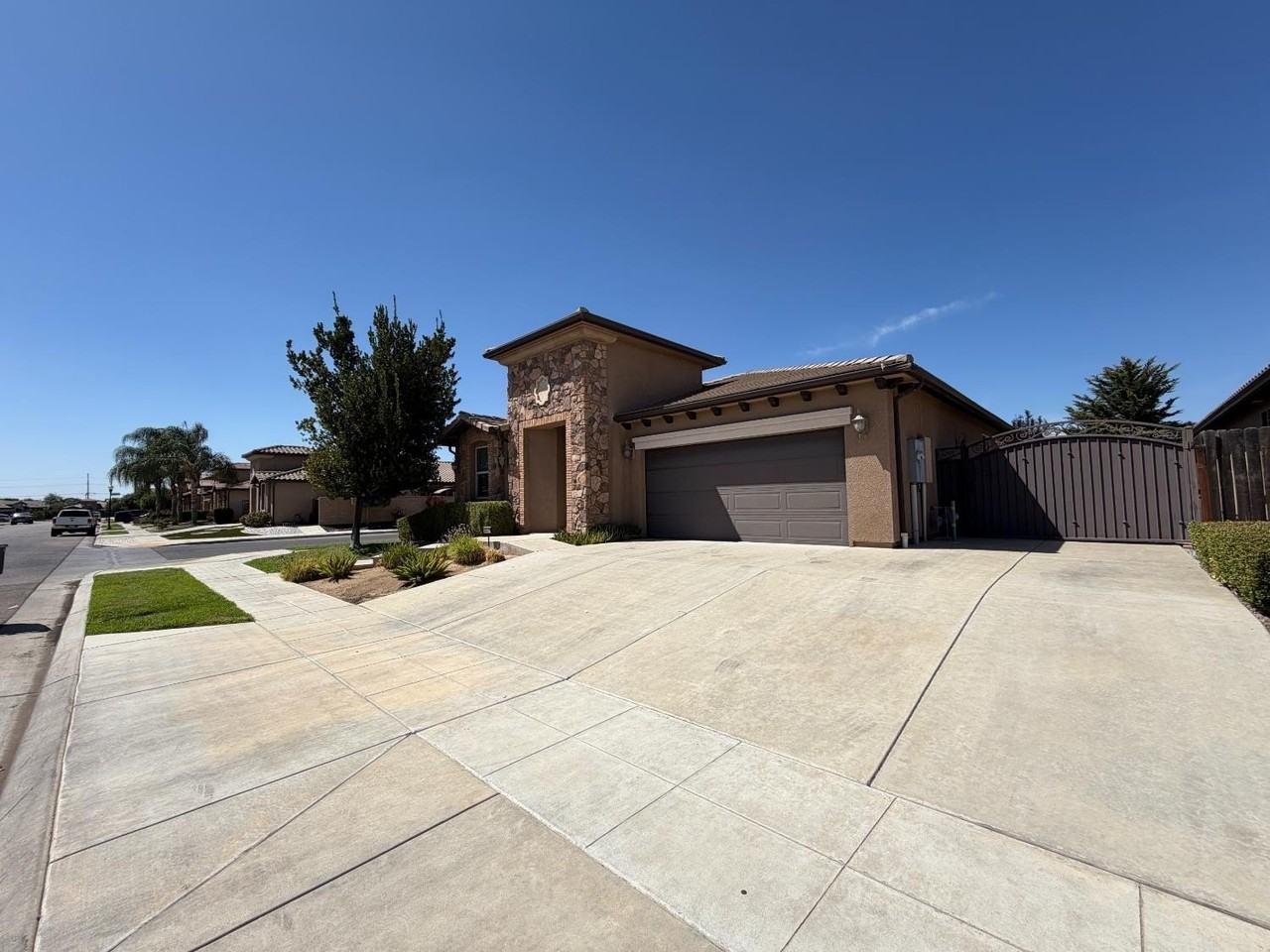 5867 E Laurite Ave - Photo 2 of 25