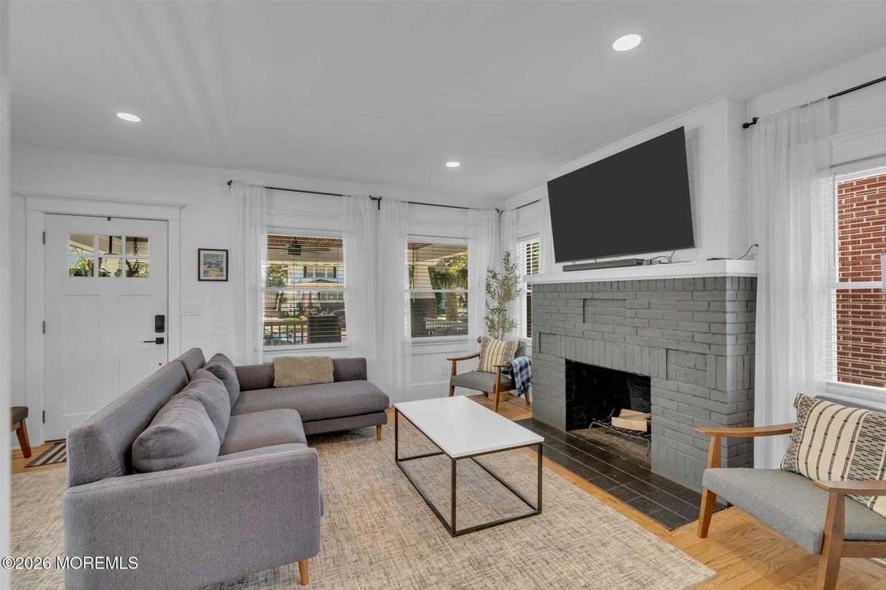 917 4th Ave - Photo 4 of 21