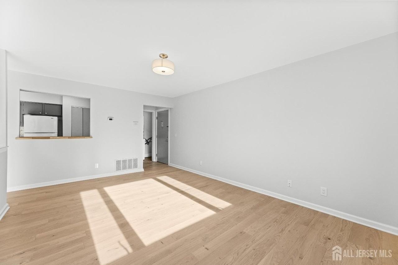 3226 Sayre Dr - Photo 4 of 12