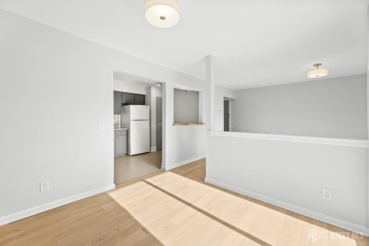3226 Sayre Dr - Photo 6 of 12