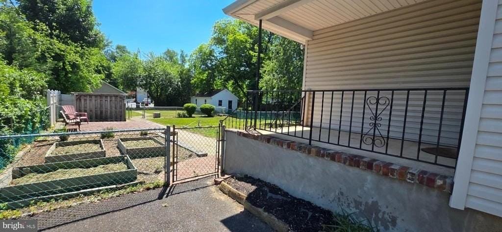 246 Franklin St - Photo 5 of 30