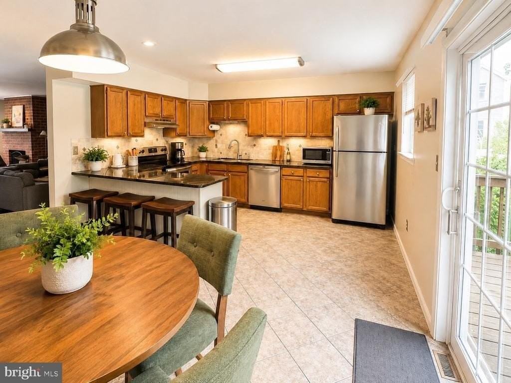 618 Coates Ln - Photo 5 of 19