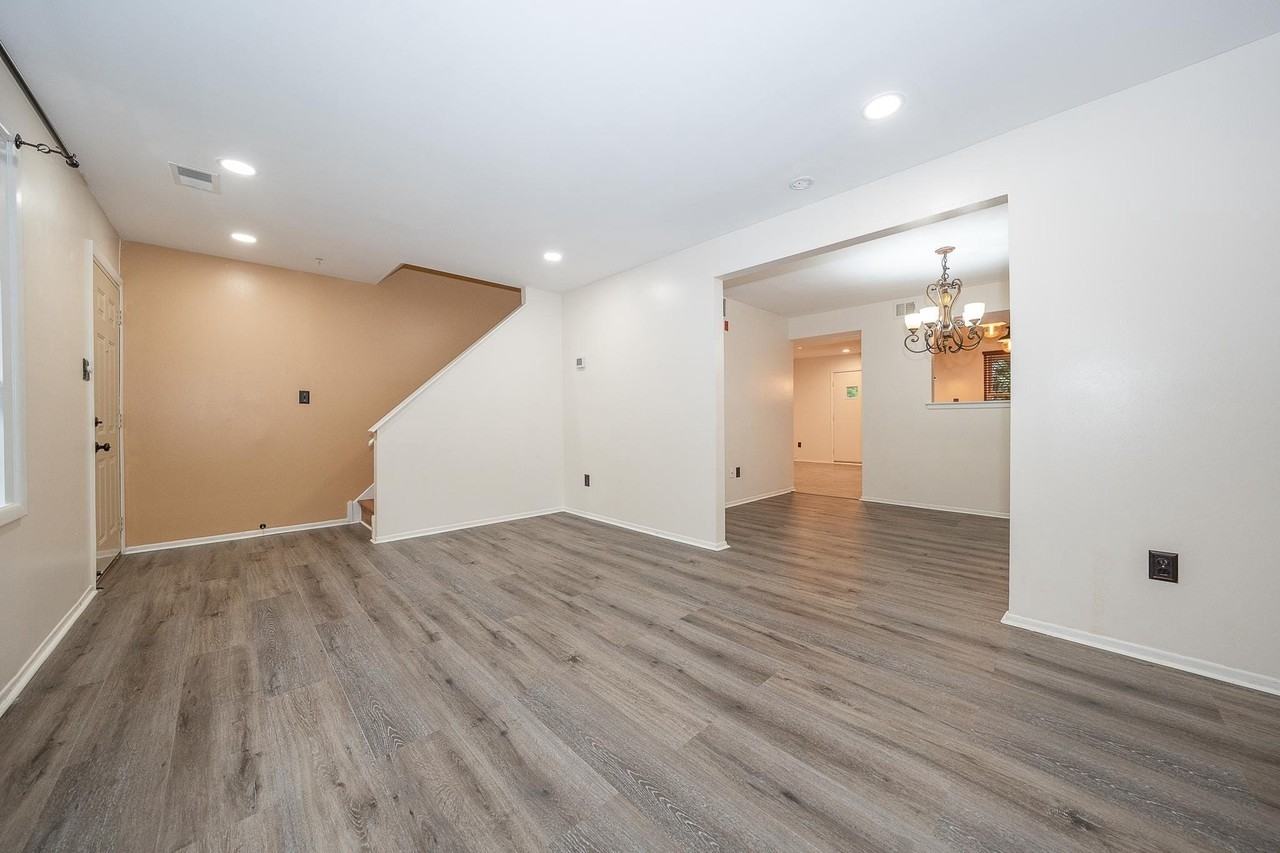 403 Woodside Cir - Photo 4 of 23