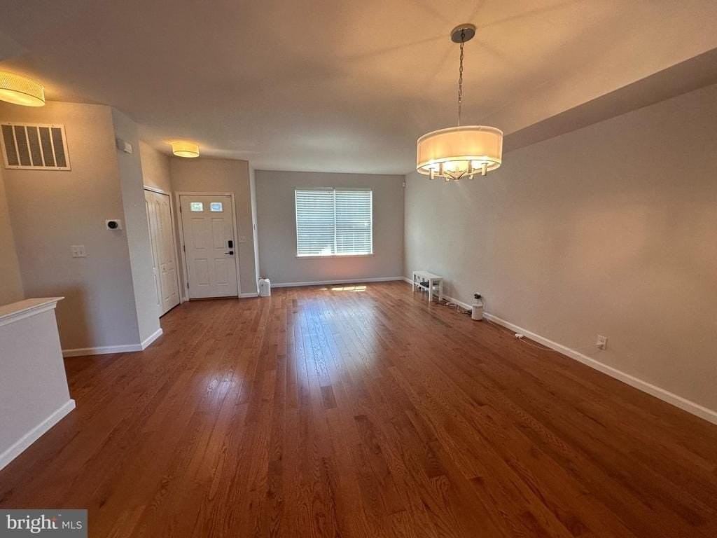 709 E Elm St - Photo 2 of 17