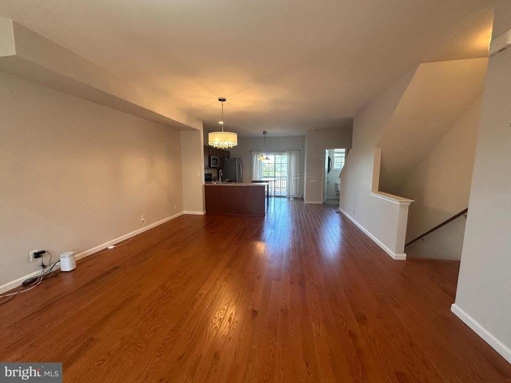 709 E Elm St - Photo 3 of 17