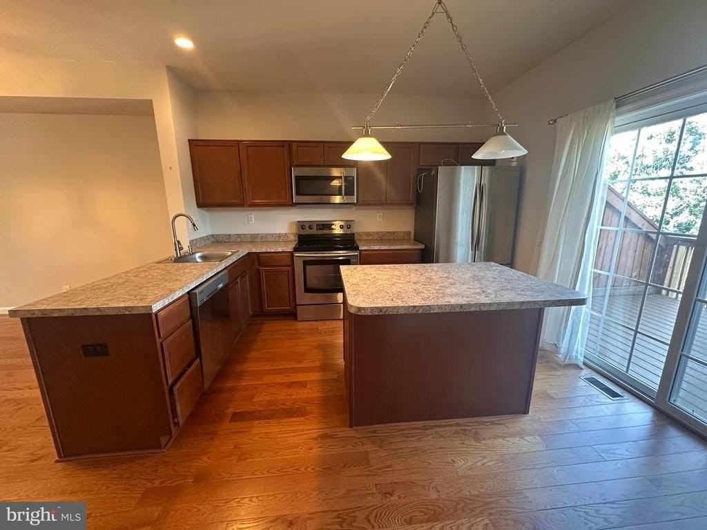 709 E Elm St - Photo 4 of 17