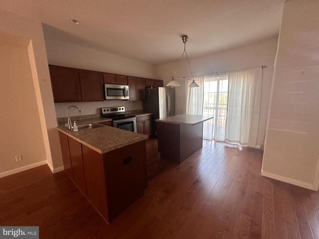 709 E Elm St - Photo 5 of 17